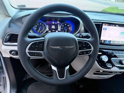 Used 2023 Chrysler Pacifica Touring-L FWD image 21