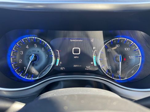 Used 2025 Chrysler Pacifica Limited FWD image 19