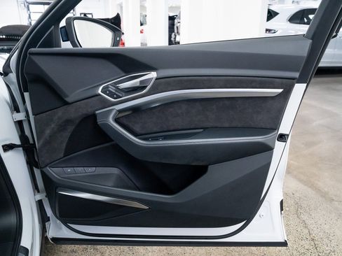 Used 2019 Audi e-tron Prestige w/ Prestige Package image 24