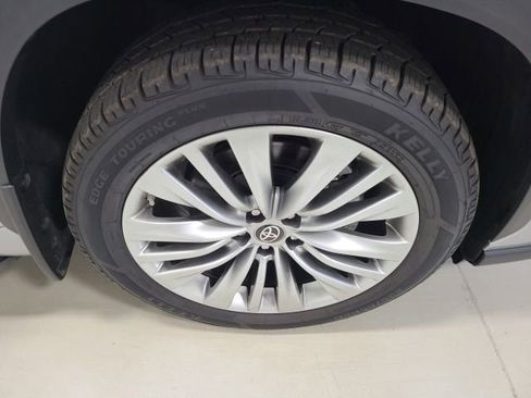 Certified 2024 Toyota Highlander Platinum FWD image 38