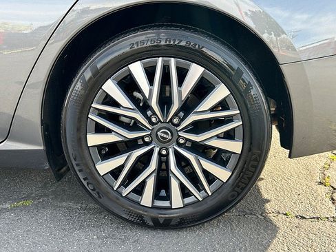 Used 2025 Nissan Altima 2.5 SV image 14