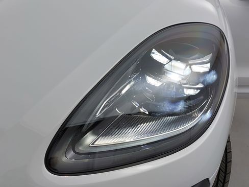 Certified 2026 Porsche Macan AWD/4WD image 34