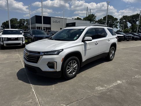 Used 2023 Chevrolet Traverse LT FWD image 2