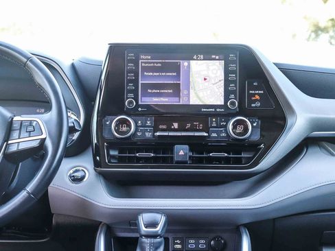 Used 2022 Toyota Highlander XLE AWD/4WD image 16