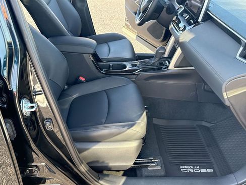 Used 2025 Toyota Corolla Cross XLE image 20