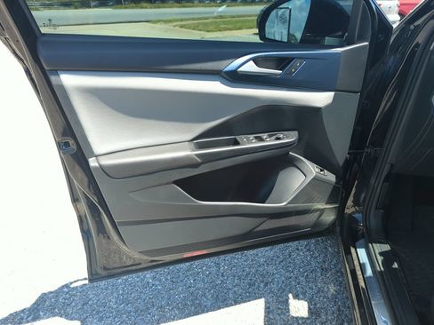 Used 2023 Volkswagen Taos SE w/ Panoramic Sunroof Package FWD image 18
