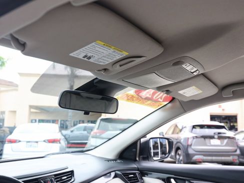 Used 2021 Nissan Rogue Sport SV image 16