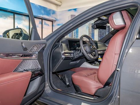 Used 2026 BMW 760i xDrive w/ Executive Package AWD/4WD image 13