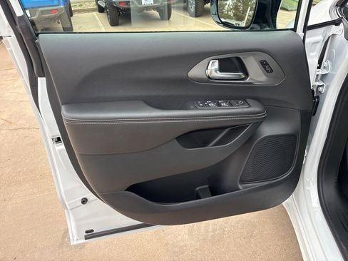 New 2026 Chrysler Pacifica Select image 13