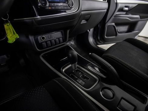 Used 2018 Mitsubishi Outlander ES FWD image 32