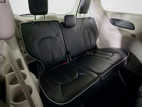 Used 2023 Chrysler Pacifica Limited FWD image 27
