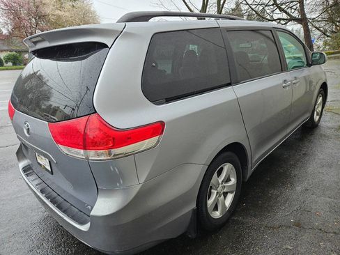 Used 2012 Toyota Sienna LE image 5