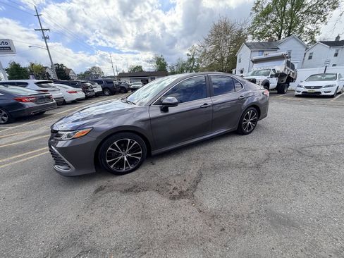 Used 2021 Toyota Camry LE image 30