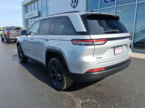 Used 2023 Jeep Grand Cherokee Altitude image 4