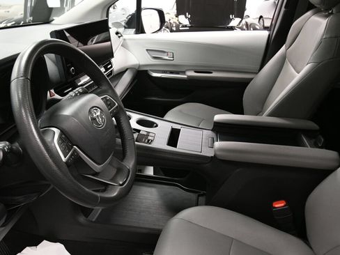 Used 2025 Toyota Sienna XLE FWD image 20