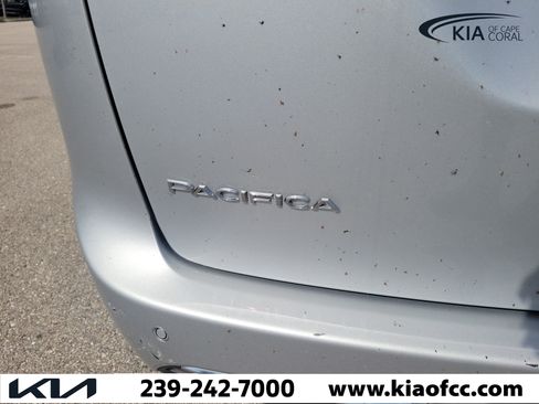 Used 2024 Chrysler Pacifica Touring-L FWD image 11