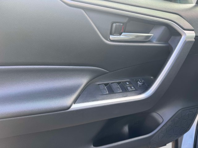 Used 2022 Toyota RAV4 XLE AWD/4WD image 21