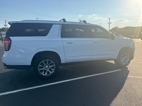 Used 2022 Chevrolet Suburban Premier AWD/4WD image 2