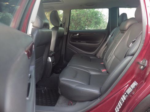Used 2004 Volvo V70 image 14