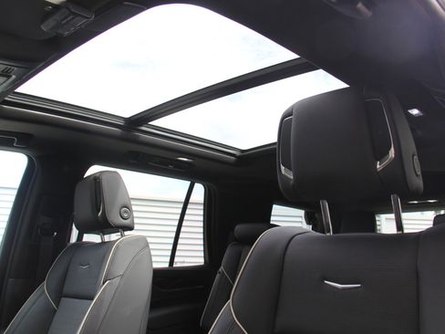 Used 2024 Cadillac Escalade Premium Luxury w/ Performance Package image 28