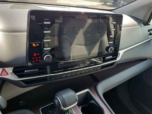 Used 2022 Toyota Sienna XLE image 13