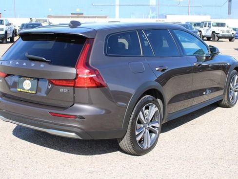 Used 2025 Volvo V60 B5 Cross Country Plus AWD/4WD image 4