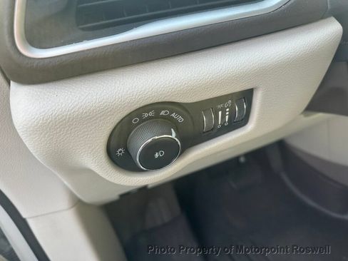 Used 2017 Chrysler Pacifica Touring-L FWD image 11