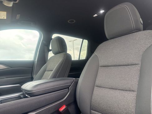 Used 2025 Chevrolet Traverse LT image 40