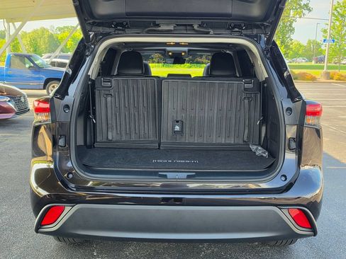 Used 2022 Toyota Highlander XLE AWD/4WD image 39