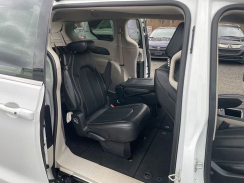 Used 2024 Chrysler Pacifica Touring-L FWD image 26