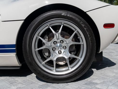 Used 2005 Ford GT RWD image 15