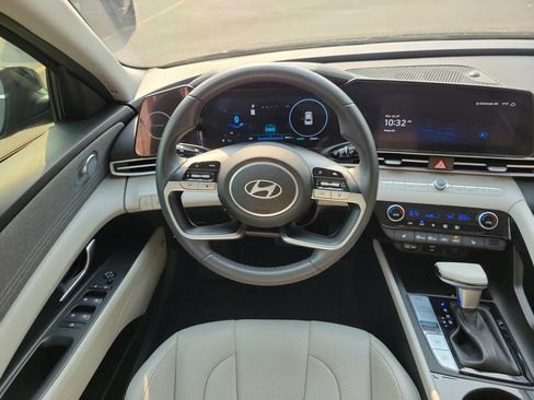 Used 2025 Hyundai Elantra Limited FWD image 12