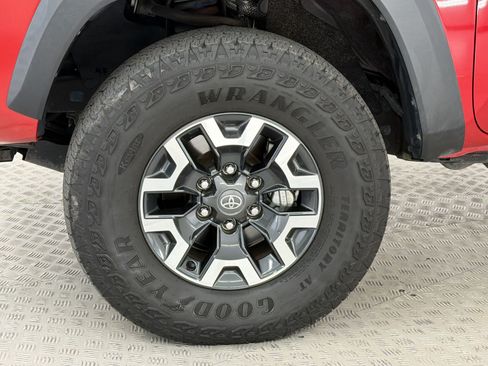 Used 2022 Toyota Tacoma TRD Off-Road w/ TRD Premium Off Road Package AWD/4WD image 13