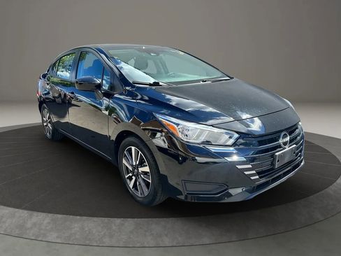 Used 2023 Nissan Versa SV image 3