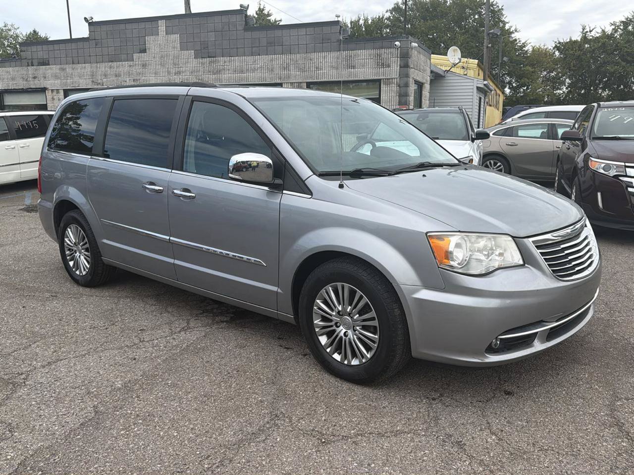 Used 2014 Chrysler Town & Country Touring-L w/ Driver Convenience Group FWD image 8