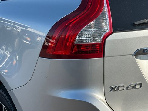 Used 2016 Volvo XC60 T5 Premier w/ Proximity Package image 25
