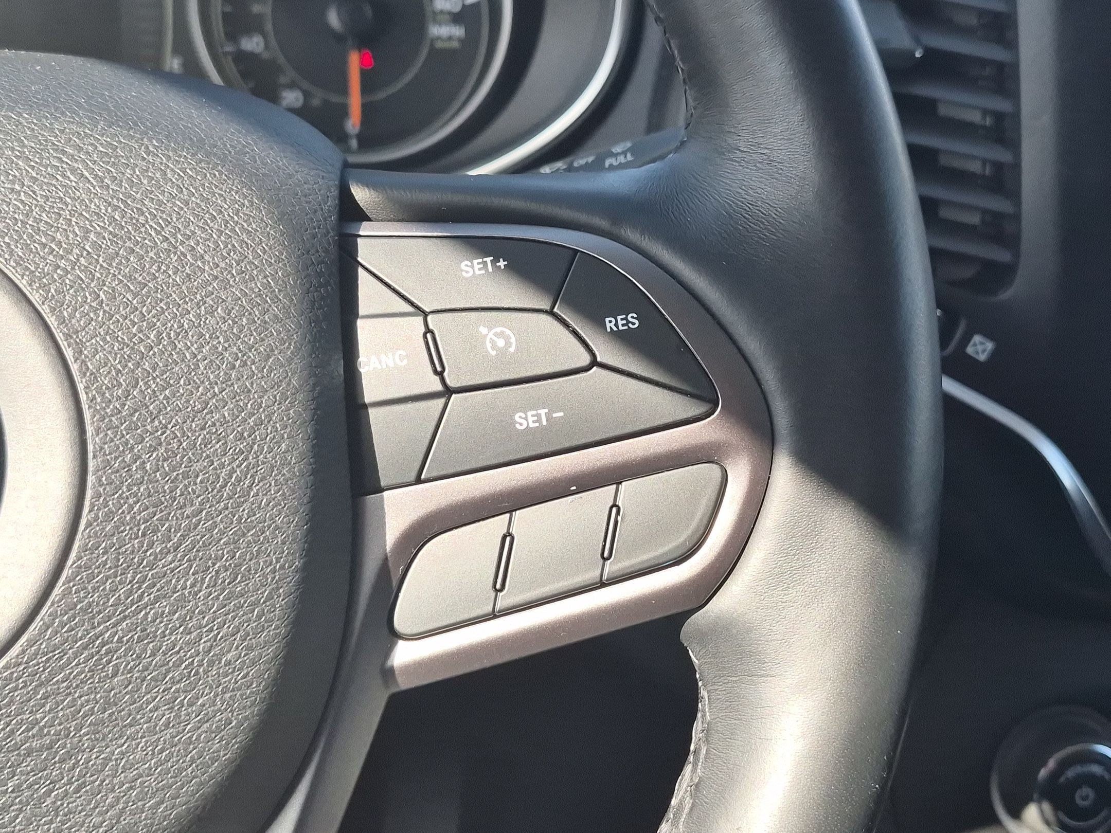 Used 2019 Jeep Cherokee Latitude Plus w/ Comfort/Convenience Group AWD/4WD image 18