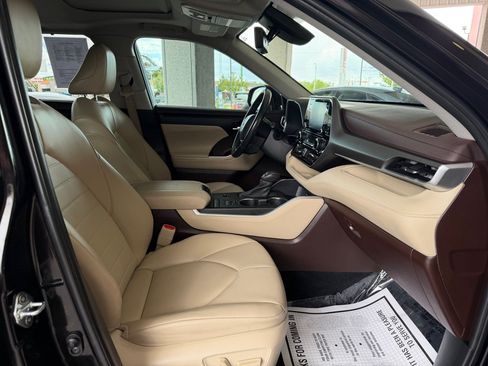 Used 2022 Toyota Highlander XLE FWD image 37