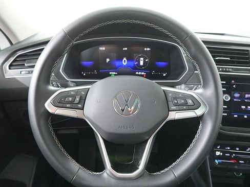Used 2023 Volkswagen Tiguan SE w/ Panoramic Sunroof Package image 15