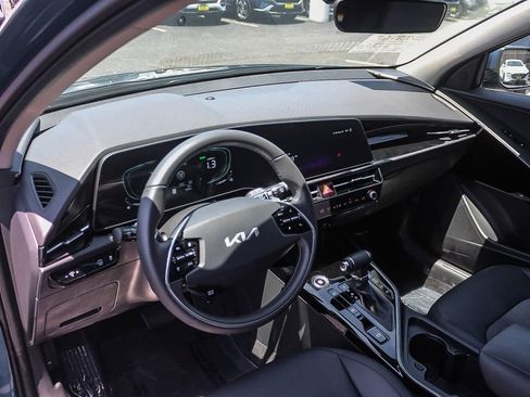 Used 2025 Kia Niro EX FWD image 22
