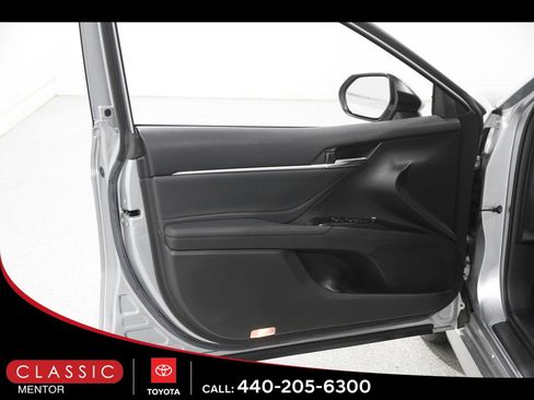 Certified 2018 Toyota Camry XLE image 4