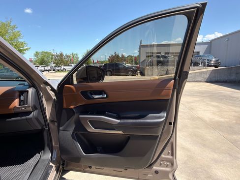 Used 2023 Nissan Pathfinder Platinum w/ Lighting Package (N92) image 16