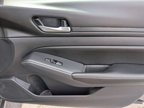 Used 2025 Nissan Altima 2.5 SV FWD image 32