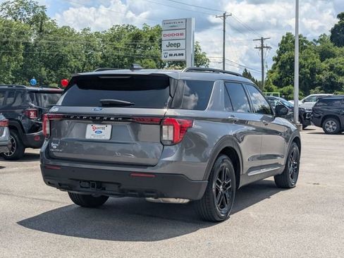 Used 2025 Ford Explorer Active RWD image 3
