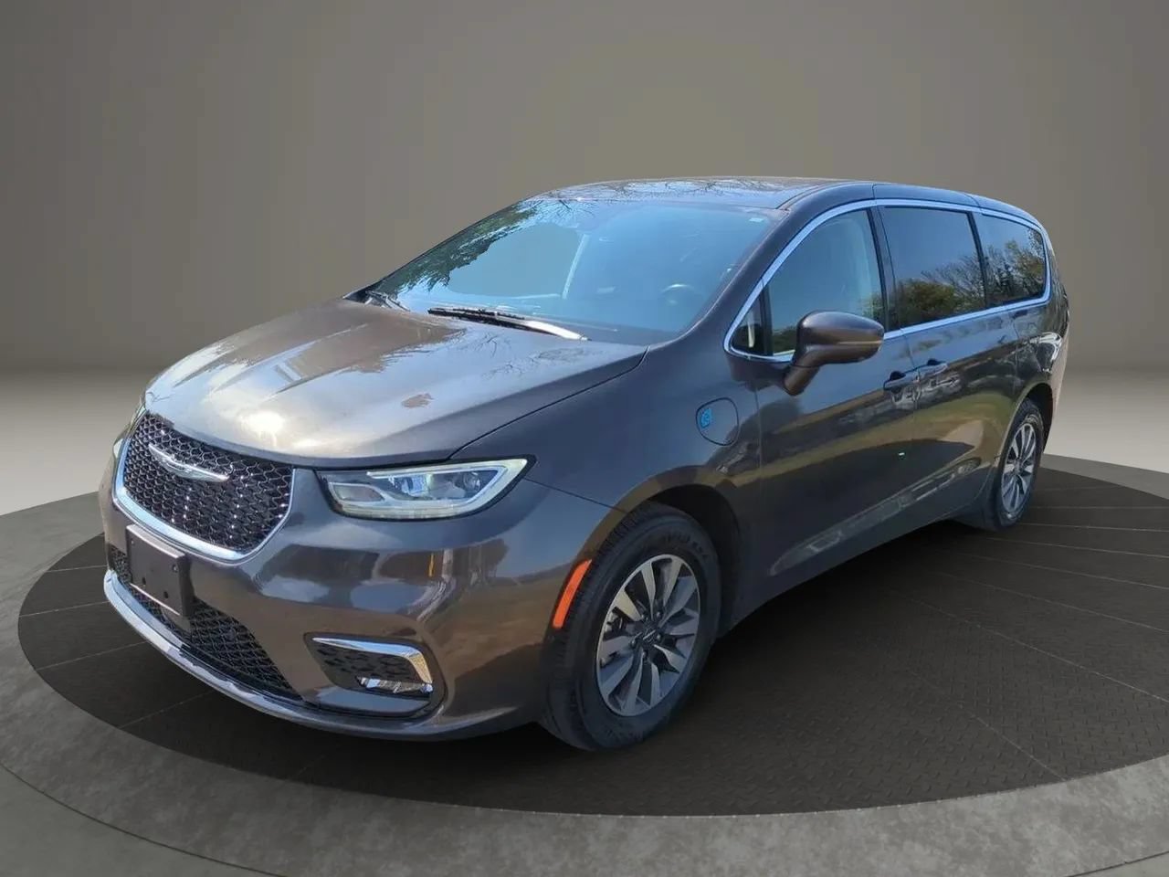Used 2022 Chrysler Pacifica Touring-L w/ Uconnect Theater Family Group FWD image 1