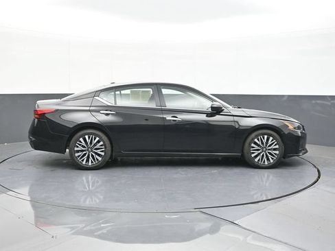Used 2025 Nissan Altima 2.5 SV FWD image 16