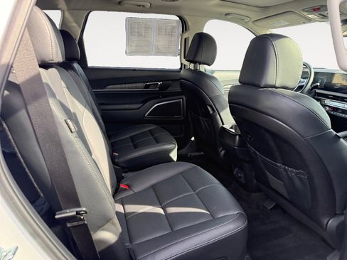 Used 2024 Kia Telluride EX w/ EX Captain's Chair Package image 18