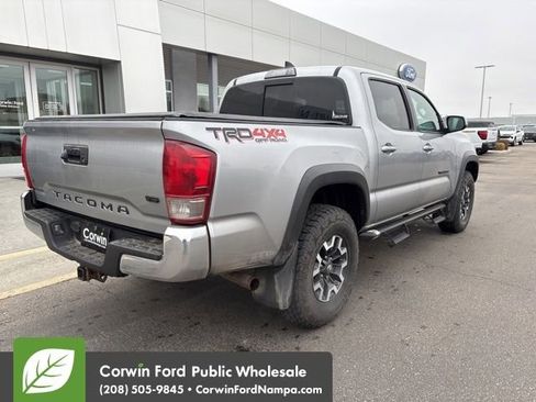 Used 2017 Toyota Tacoma TRD Off-Road image 6