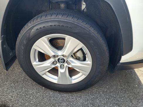 Used 2020 Toyota RAV4 LE AWD/4WD image 7