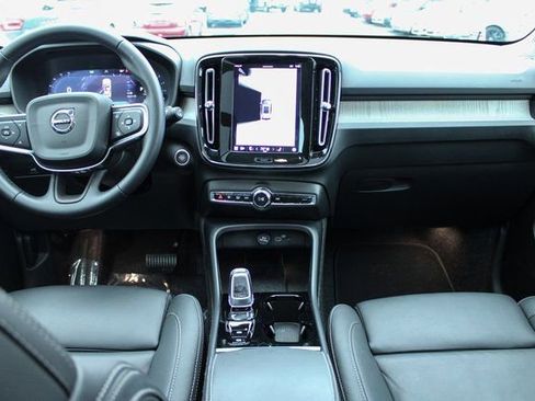 Used 2025 Volvo XC40 B5 Plus image 17